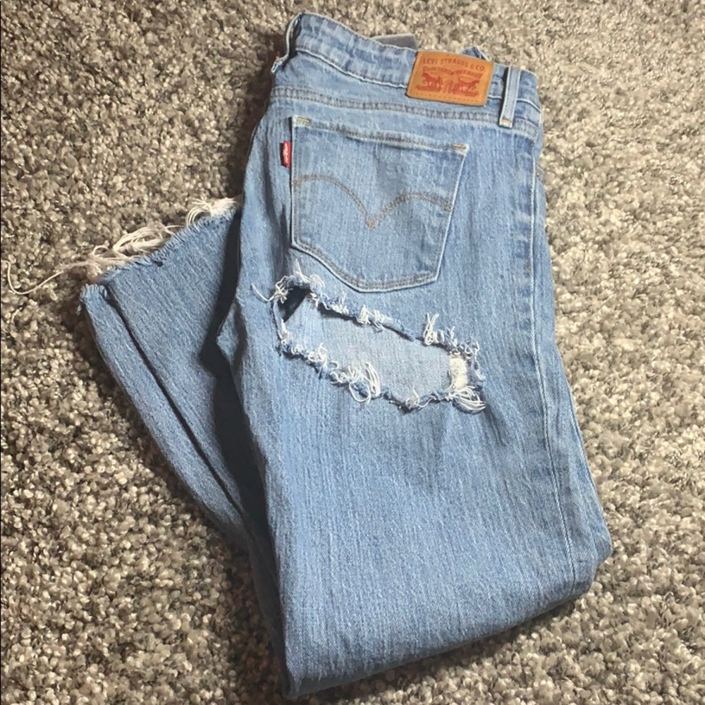 Levi Ripped Jeans
